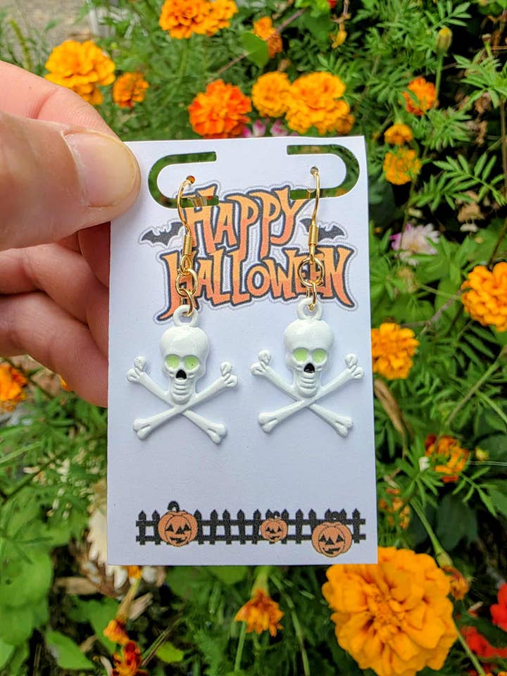 Schedel en Kruisbotten Halloween Oorbellen | Piraat voor wholesale door Bad Apple Designs