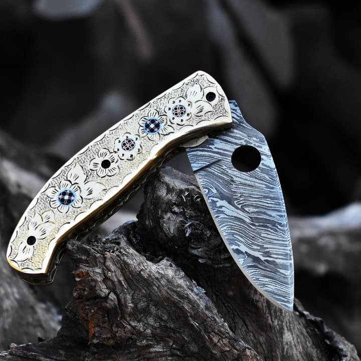 SHINY CRAFTS – Engroshandel Lommekniv/holder – Smuk Damaskus lommekniv med Damaskus håndtag og blad, foldekniv med linerlås, campingkniv, jagtkniv med premium læderkappe (FK-30)