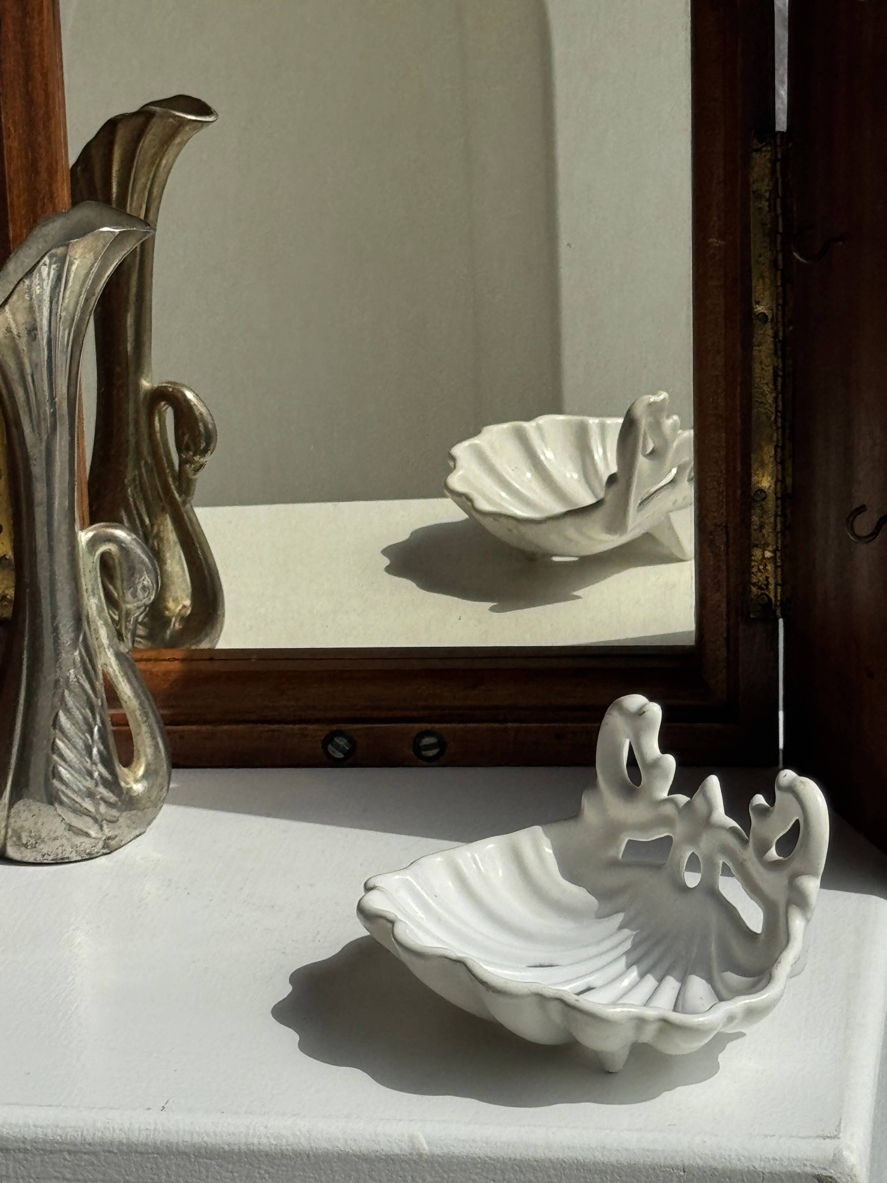 Office Objets - Wholesale Bath Soap Dish - Cast iron shell-shaped soap dish painted white H74