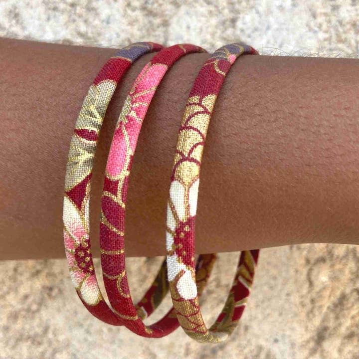 Melokane - Wholesale Bangle Bracelet - Flat bracelet in Japanese fabric Kiku gold on red background1
