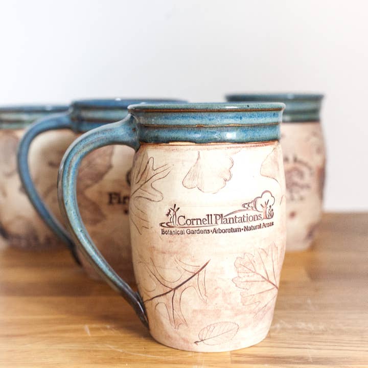 Tasse en céramique personnalisée avec des feuilles ou des coquillages pour la vente par JULIA e. DEAN, Inc