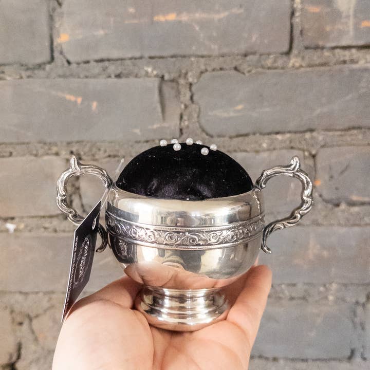 Vintage fløjls nålepuder for engroshandel hos Girl Ran Away With the Spoon