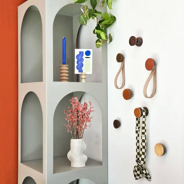 5mm Paper - Wholesale Muurhaak - Matzwarte muurhaak van walnoot hout met messing afwerking3