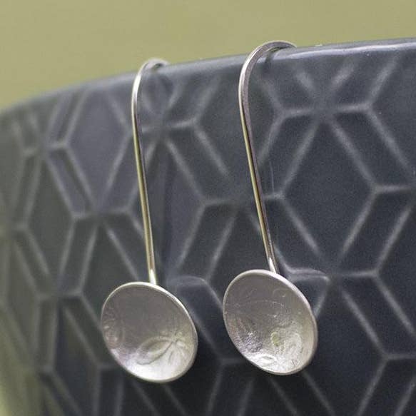 Boucles d'oreilles pendantes Flora Cup pour la vente par Joanne Tinley Jewellery