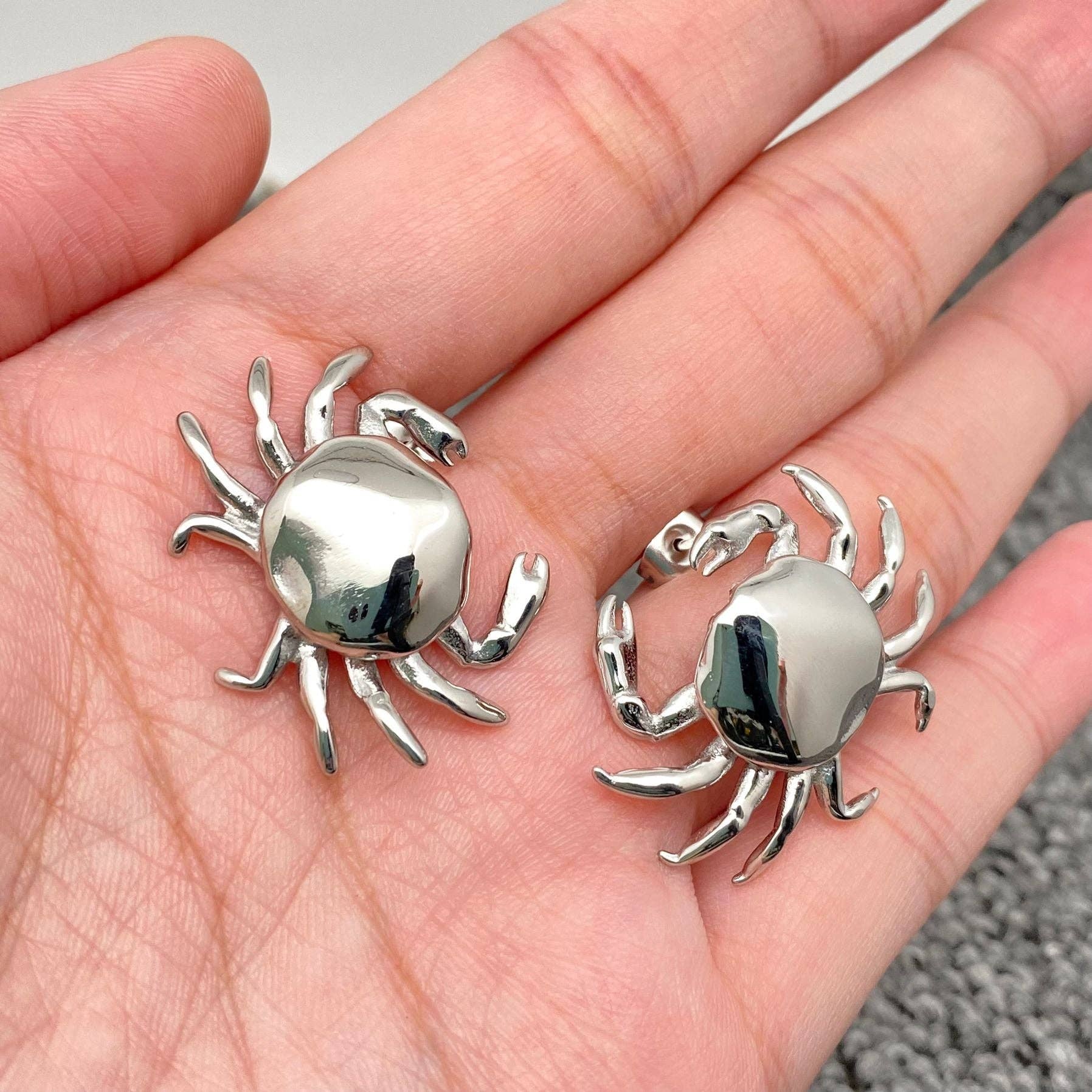 Aretes con forma de cangrejo de acero inoxidable chapados en oro