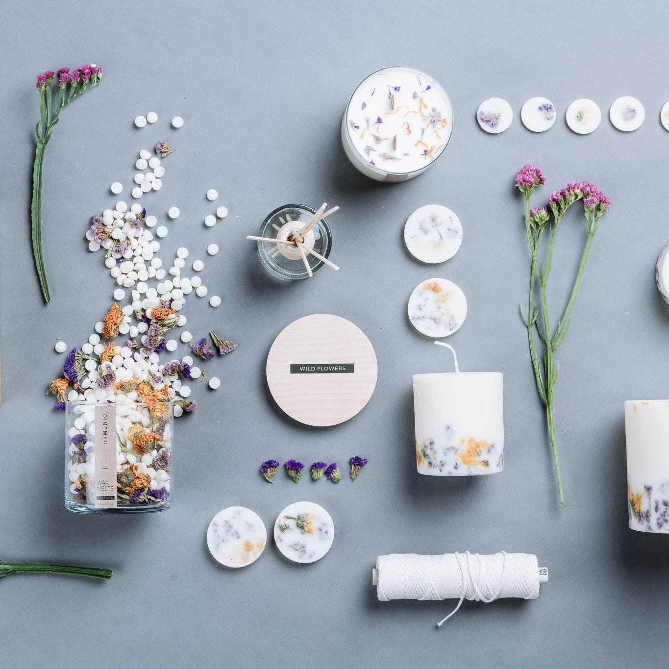 the MUNIO – Großhandel Stumpenkerze – WILDBLUMEN-SÄULENKERZE4