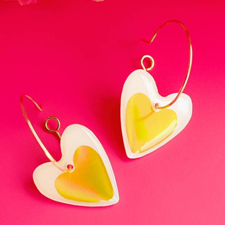 Weiß-goldene Herz-Anhänger-Ohrringe - handgefertigt auf Bestellung für den Großhandel von Naoi