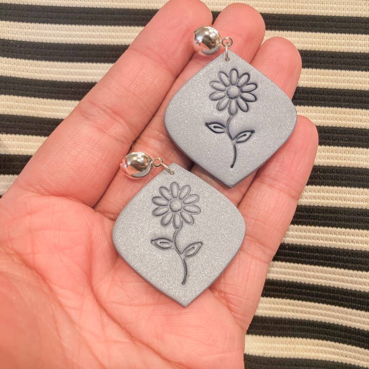 Curlyygurljewels - Venta al por mayor Pendientes colgantes - Colgantes de arcilla polimérica Boho Sunflower Moody