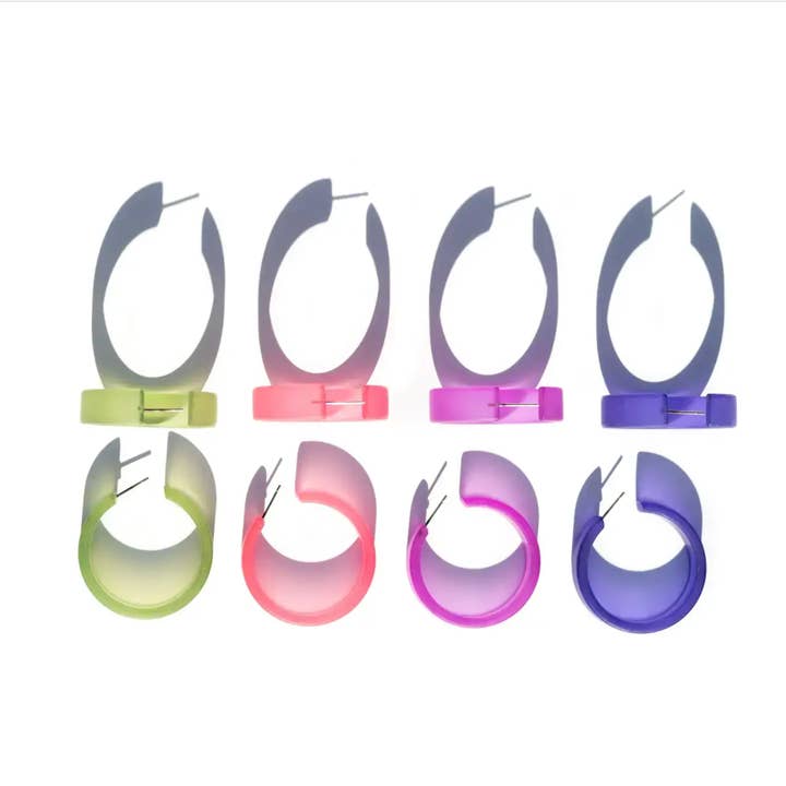 Créoles en lucite givrée Portland pour la vente par Leetie Lovendale