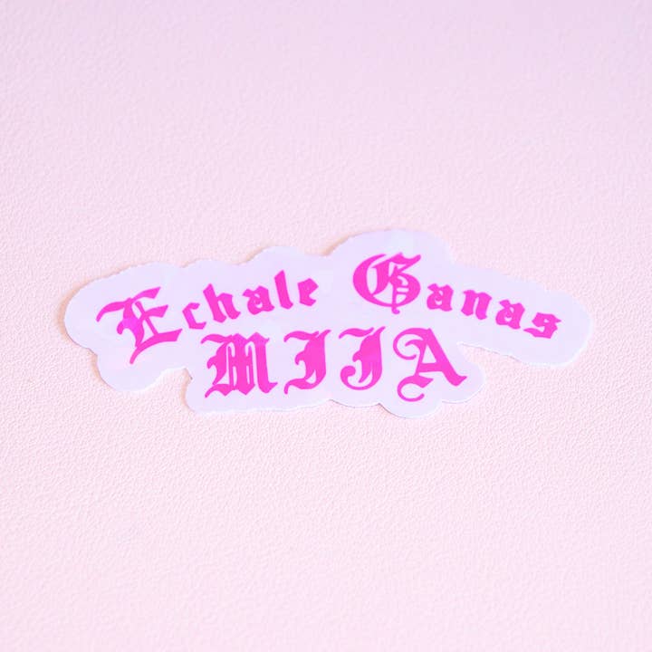 Autocollant holographique magenta "Echale Ganas Mija" - Latina pour la vente par Espyz Studio