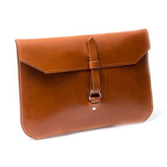 Étui BILLIE en cuir cognac pour ordinateur portable pour la vente par ITY Stockholm