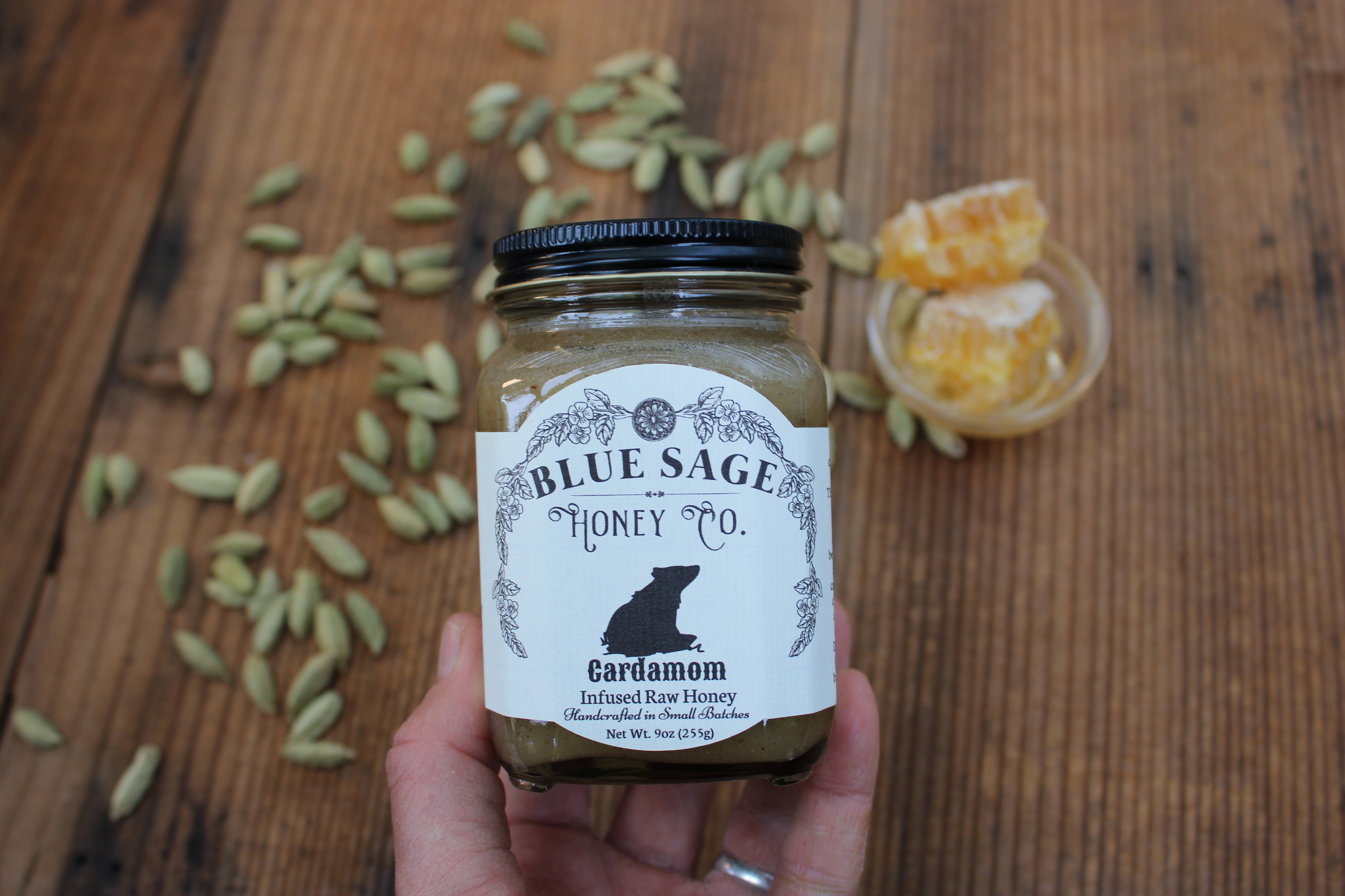 Blue Sage Honey Co. - Vente Miel - Ingrédients biologiques de saveur unique de miel cru infusé de cardamome