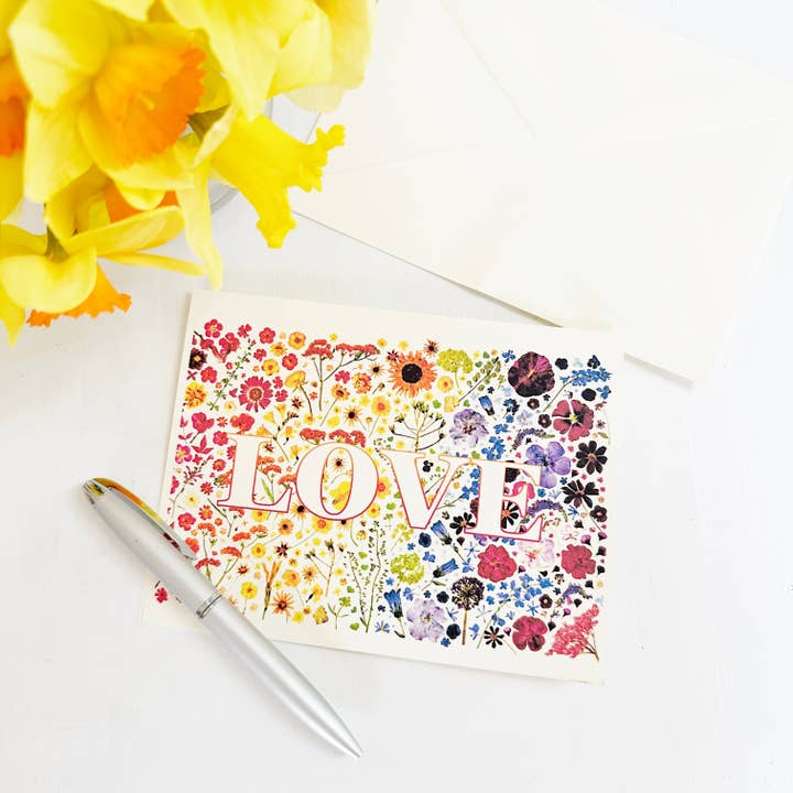 LOVE-kaart - Bedrukte echte geperste bloemen in regenboogkleuren voor wholesale door FloreOrganicBotanics