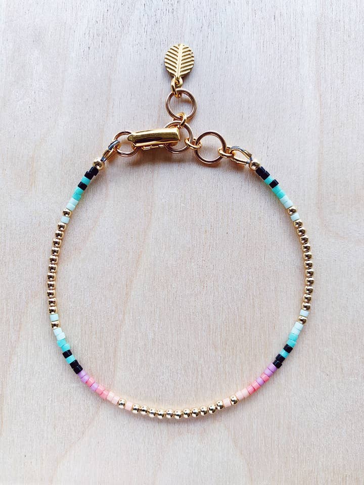 Gylden Slange Armbånd - Petal - Glas + Guld Fyld Perler for engroshandel hos On the Lookout Jewelry