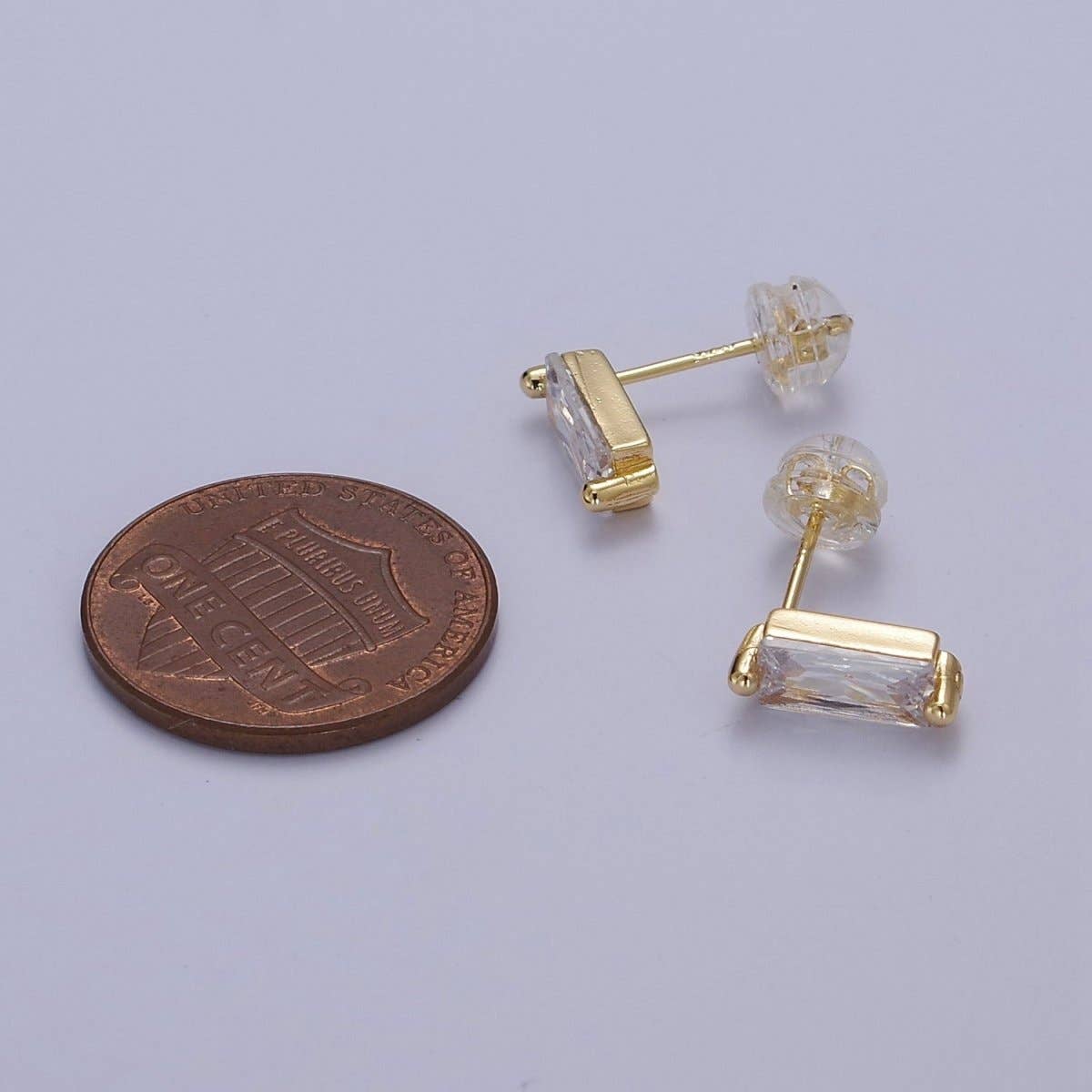 Aim Eternal - Vendita all'ingrosso Orecchini a bottone - Piccoli orecchini a bottone a forma di baguette riempiti in oro | orecchini a secondo foro | piccole borchie rettangolari | borchie a forma di baguette V-1232