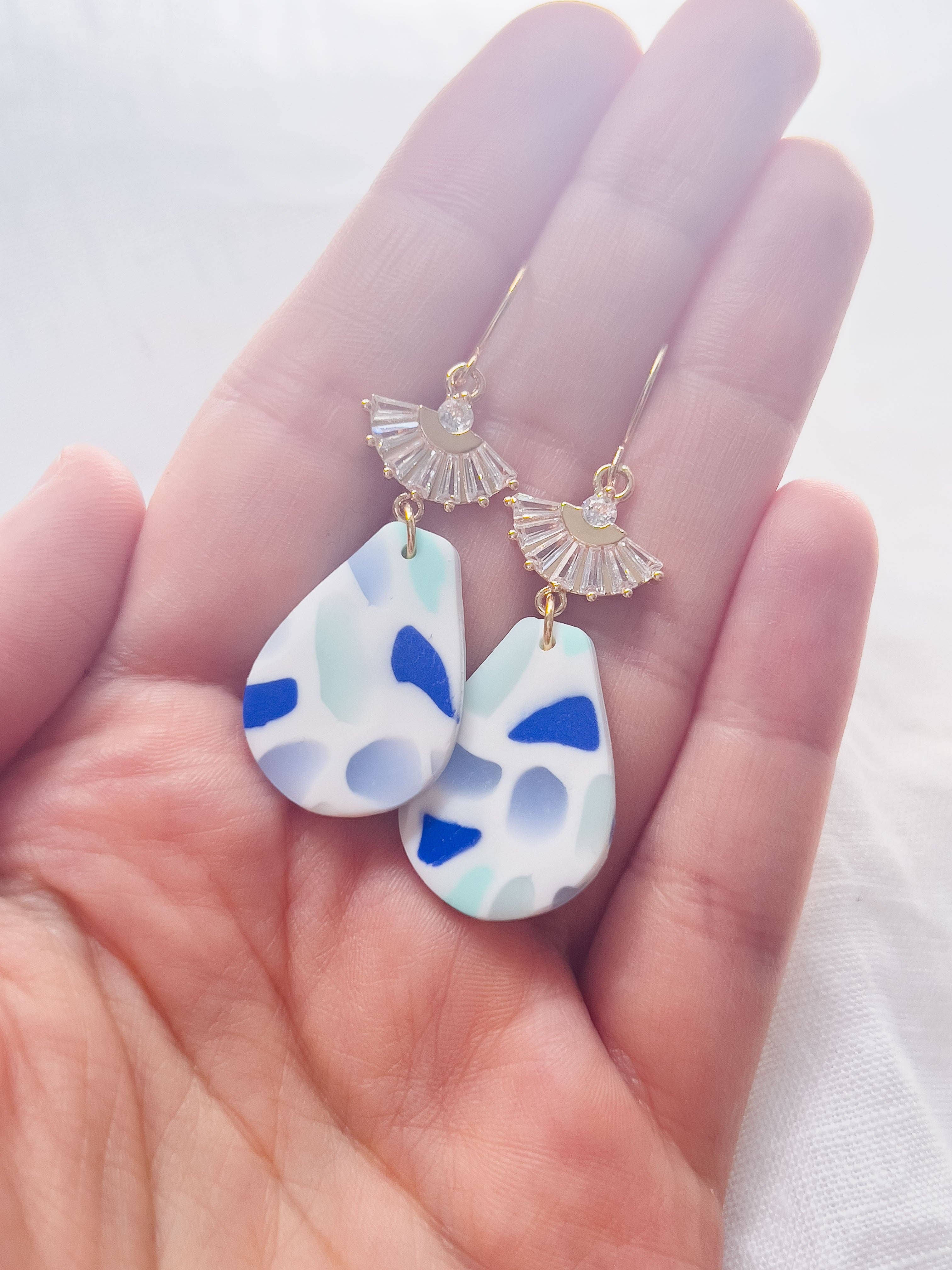 KLAEI DESIGN STUDIO - Vente Boucles d'oreilles pendantes - Col K ✦ Boucles d'oreilles éventail bleues élégantes2