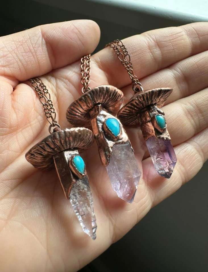 Gratefully Dreaming - Vendita all'ingrosso Collana con ciondolo/pendaglio - Collana in Rame con Ametista e Fungo con Cristallo di Turchese2