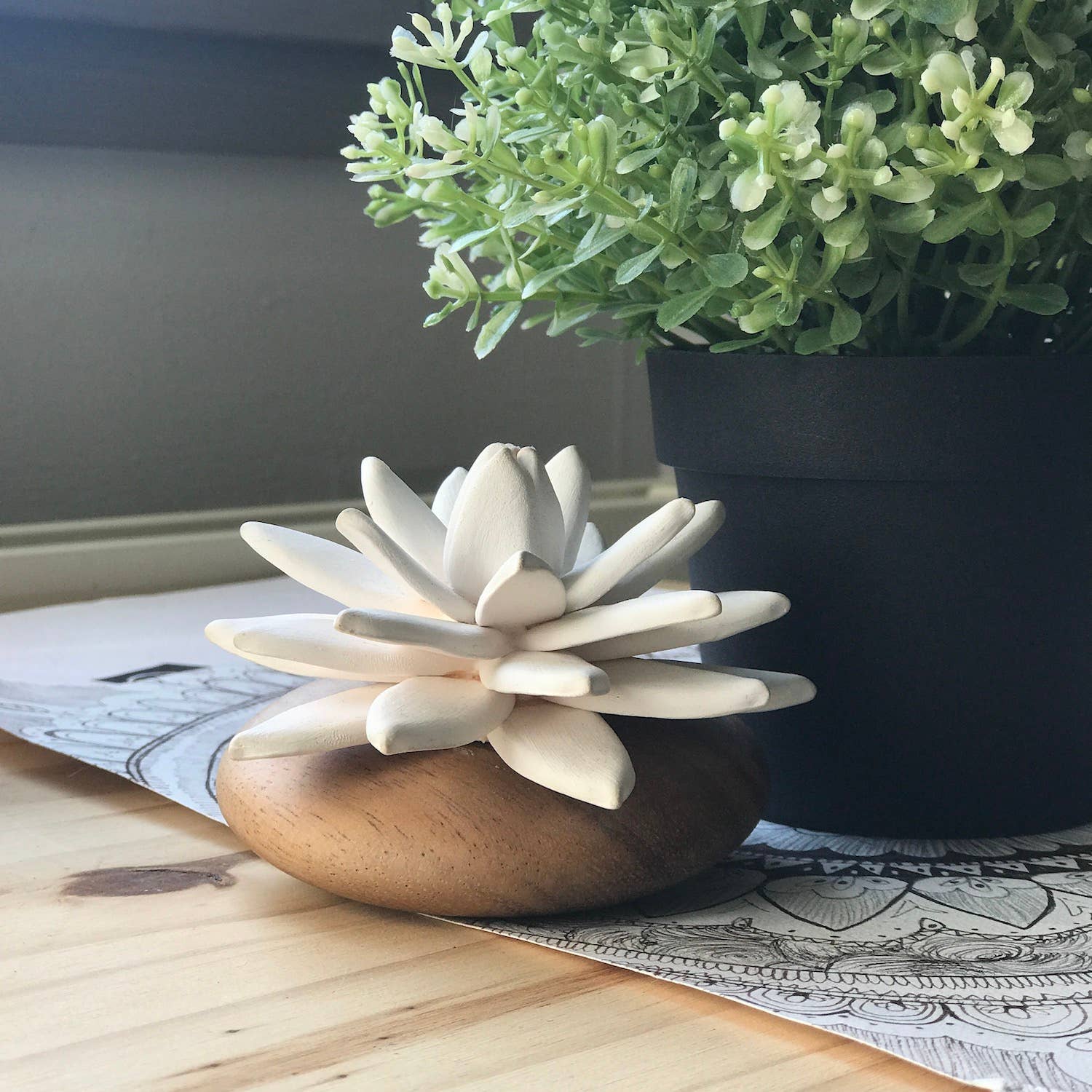 Anoq - Vendita all'ingrosso Diffusori a lamella - Diffusore di oli essenziali con fiore di porcellana e base in legno di acacia3