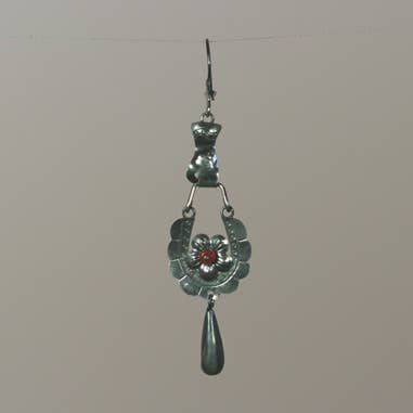 Flor de plata de ley en mano con cascabel y coral para venta al por mayor de Moosepablos, Inc.