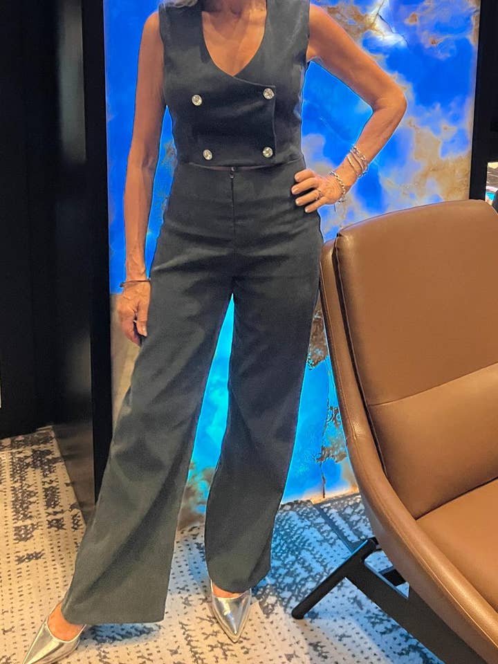 Pantaloni a gamba larga in pelle di talpa elasticizzata con retro in raso grigio. per la vendita all'ingrosso da parte di Dee Izmail