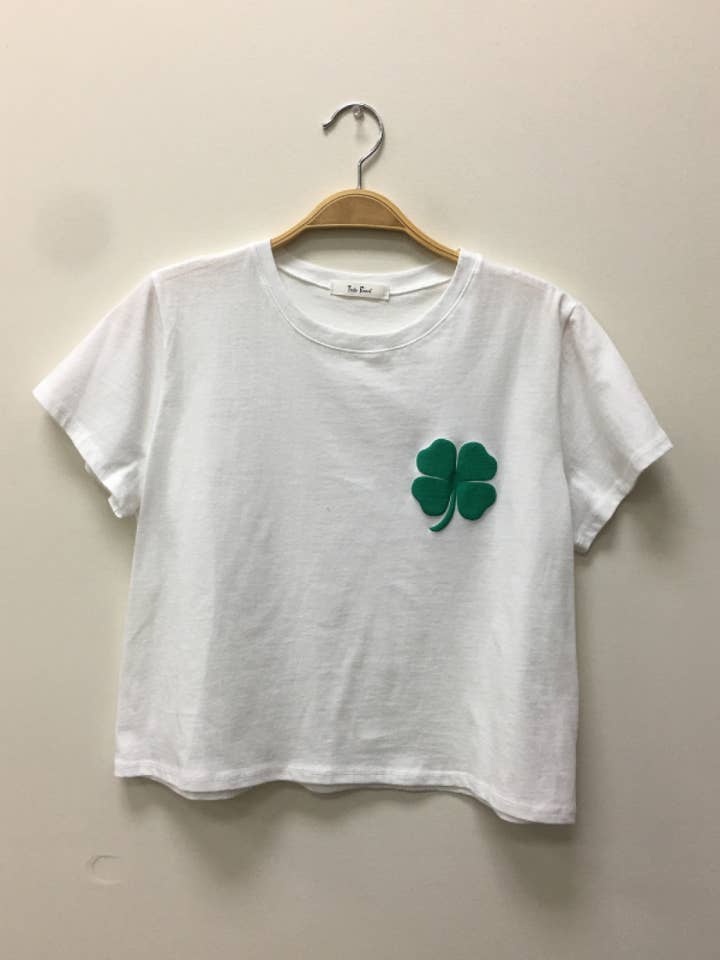 Tres Bien, Inc - Vente T-shirt sérigraphié – femme - HAUT COURT GRAPHIQUE EN FORME DE TRÈFLE À QUATRE FEUILLES, GONFLÉ DANS LE COIN