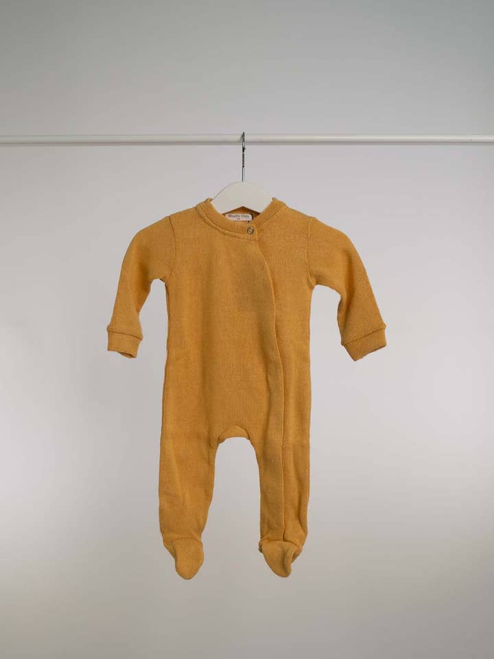 Caramel baby-onesie voor wholesale door Studio Clay