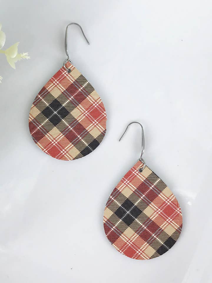 Tartan Pläd Läder Örhängen - E19-1168 för wholesale av Magnolia & Peach Jewelry Boutique, LLC