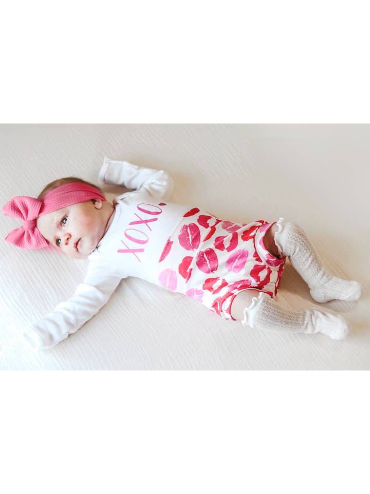 Tiny toes Baby Co - Vendita all'ingrosso Completino - Neonati - Set Bummies Kisses XOXO per San Valentino