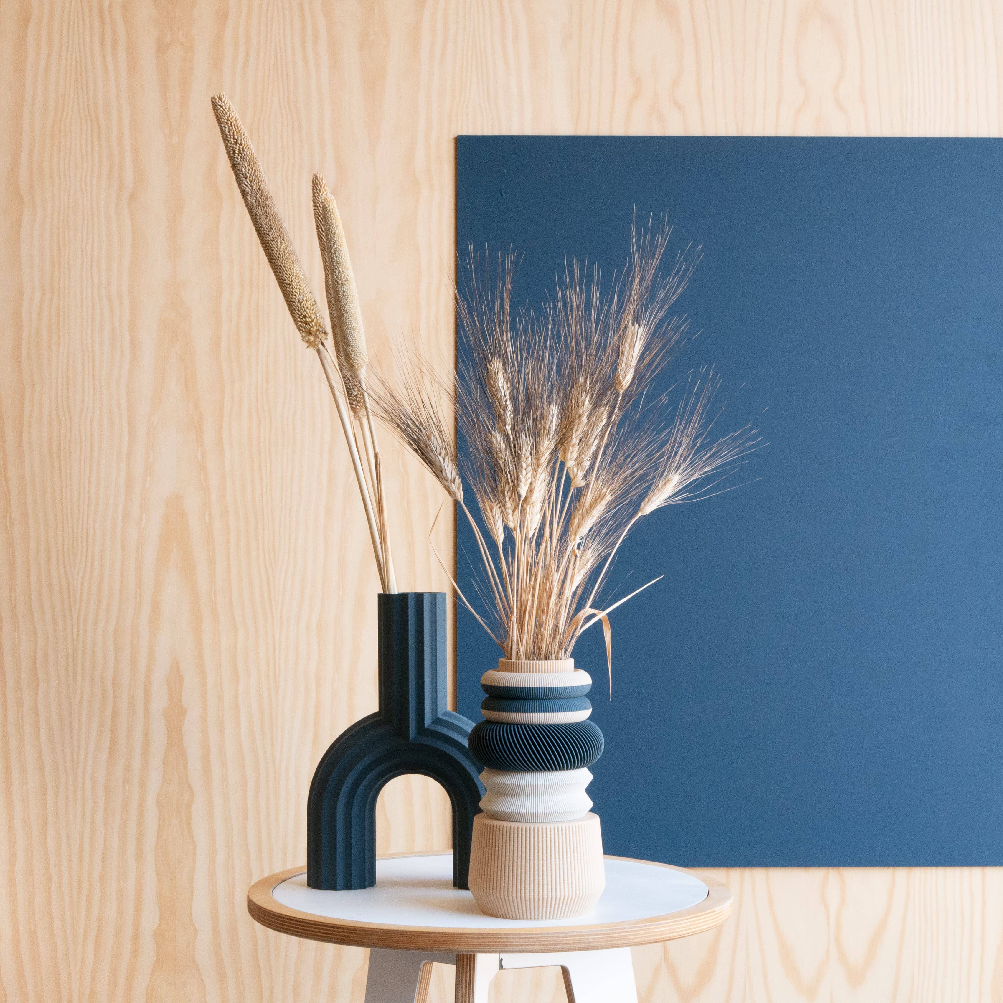 Blå Blå Arch vase – original gavevase for engroshandel på Faire4