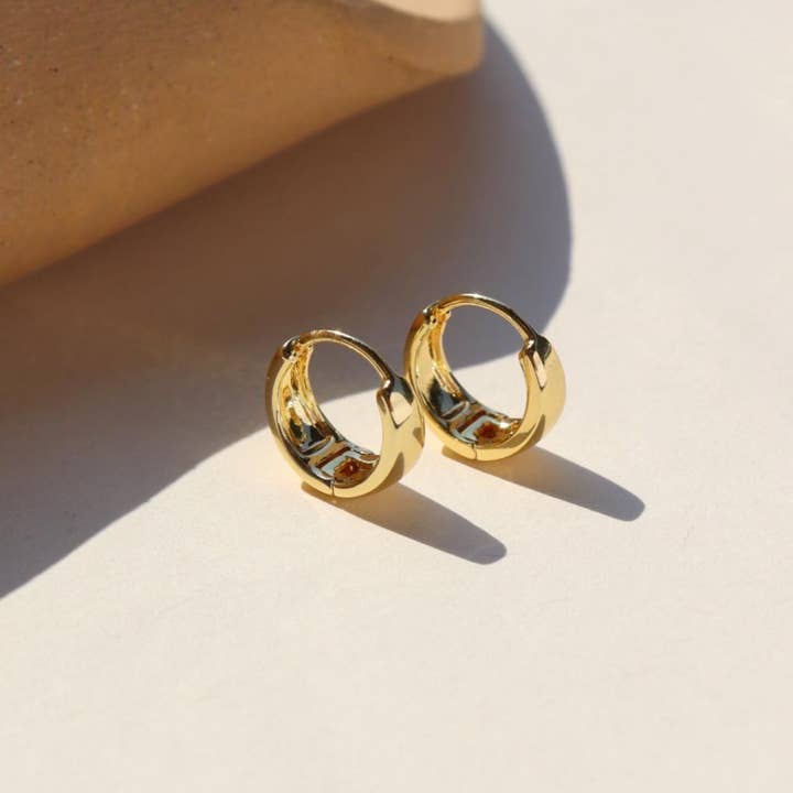 Mia Huggie Hoops für den Großhandel von Token Jewelry