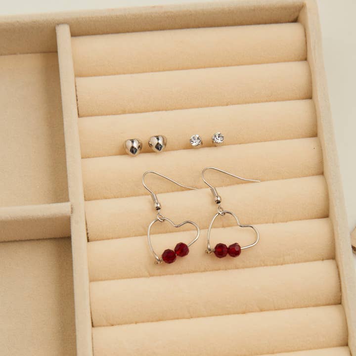 Elsie & Zoey - Vente Parures de bijoux - Ensemble de trois boucles d'oreilles Mina Cadre Cœur Clou + Pendante Gemme Rouge