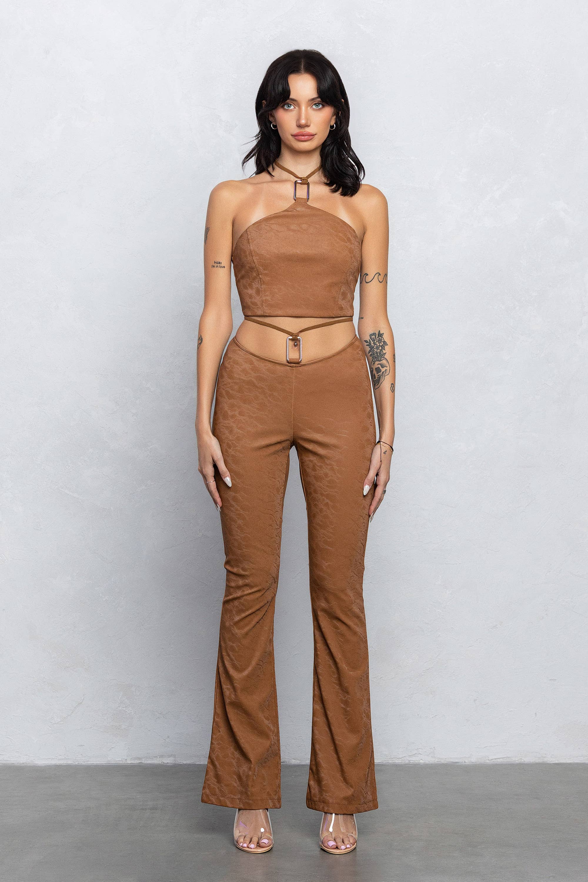 No Vacancy - Vente Ensemble haut et pantalon (PAS d'intérieur) - Femme - Ensemble haut à boucle carrée et pantalon évasé en similicuir0