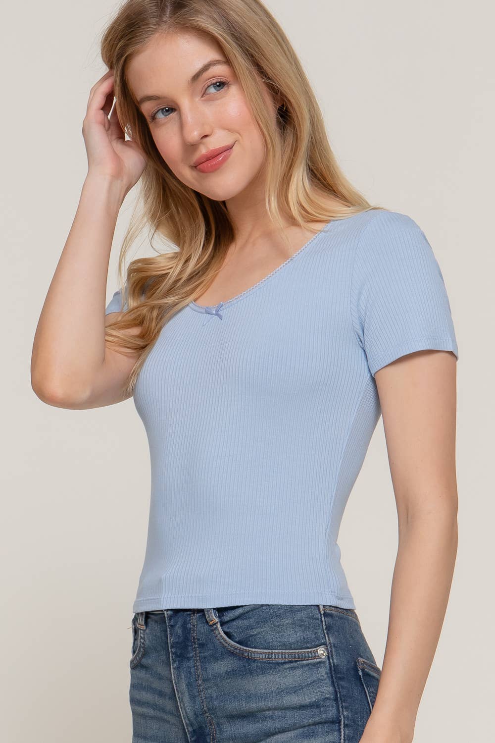 Active Basic | Active USA – wholesale Stickad topp - Dam – Kortärmad topp med rund halsringning, spets och satinrosett i ribbstickat tyg7