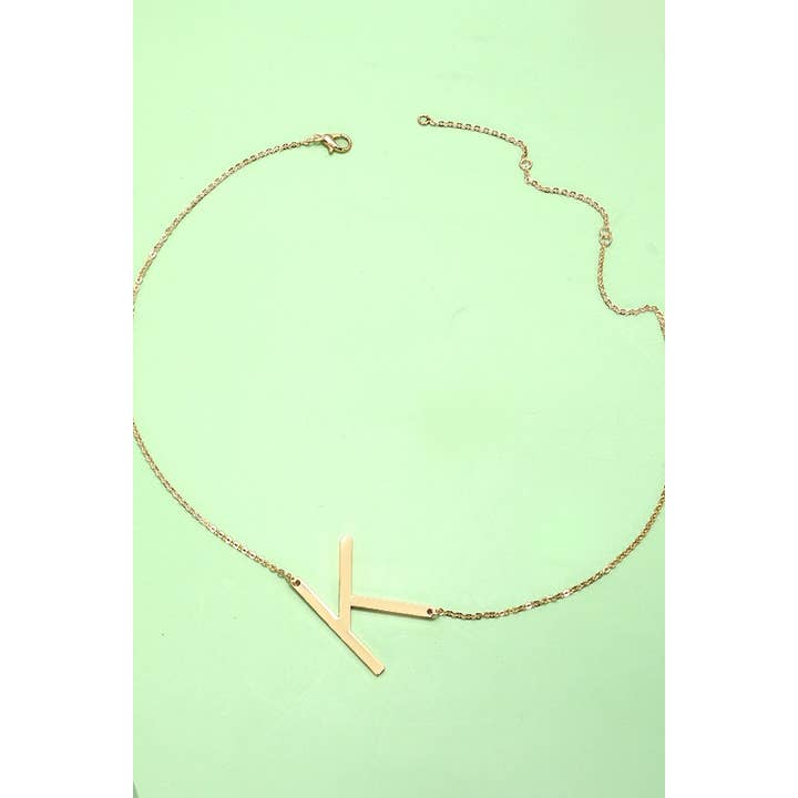 JOSSLYN by wall to wall - Vente Colliers à pendentif - Collier personnalisé avec grande initiale en position horizontale7