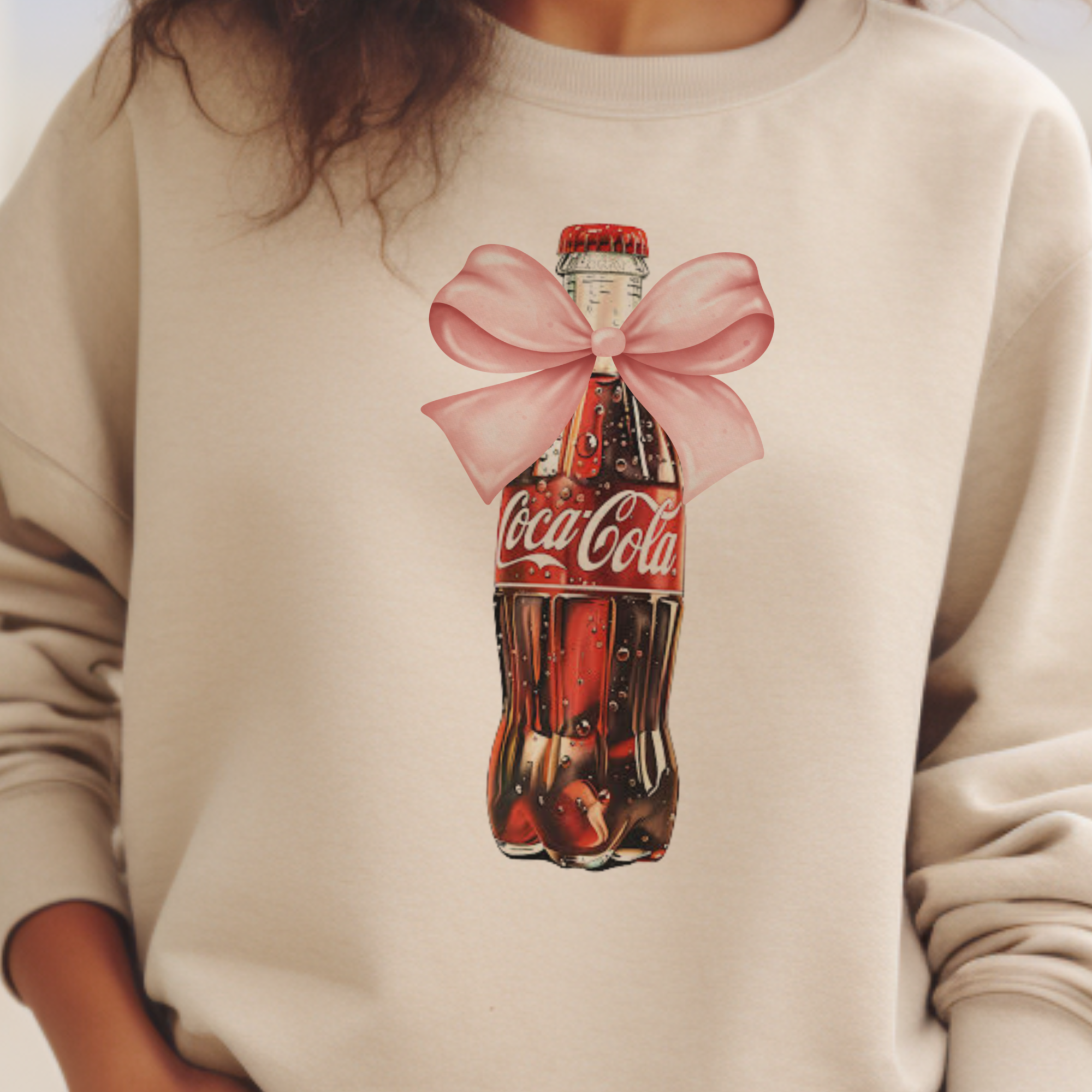 Par.tees by Party On! – wholesale Sweatshirt med tryck - Dam – Coke Soda Girly Coca Cola Rosa Rosett Retro Grafisk Sweatshirt2