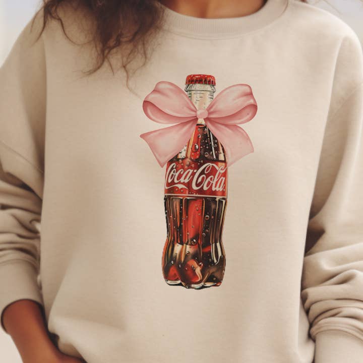 Par.tees by Party On! – wholesale Sweatshirt med tryck - Dam – Coke Soda Girly Coca Cola Rosa Rosett Retro Grafisk Sweatshirt2