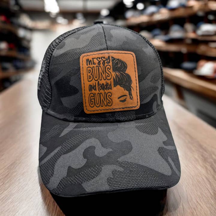 Buns & Guns Trucker-Mütze mit Lederaufnäher, Schwarz, Polyester, Camouflagemuster für den Großhandel von 2A Solutions