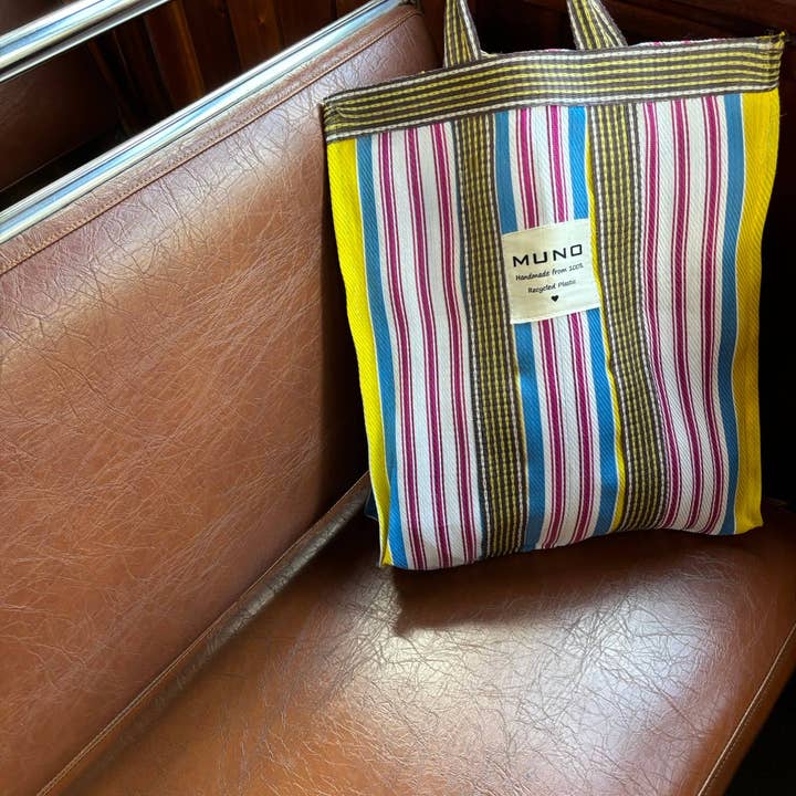 Handgefertigte Tragetasche aus recyceltem Nylon – Gelb, Blau und Fuchsia für den Großhandel von Muno