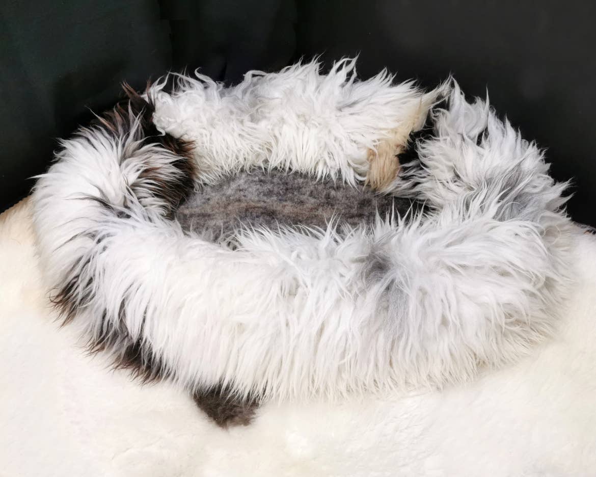 white Best dog beds large, luxury sheepskin dog beds for wholesale on Faire7