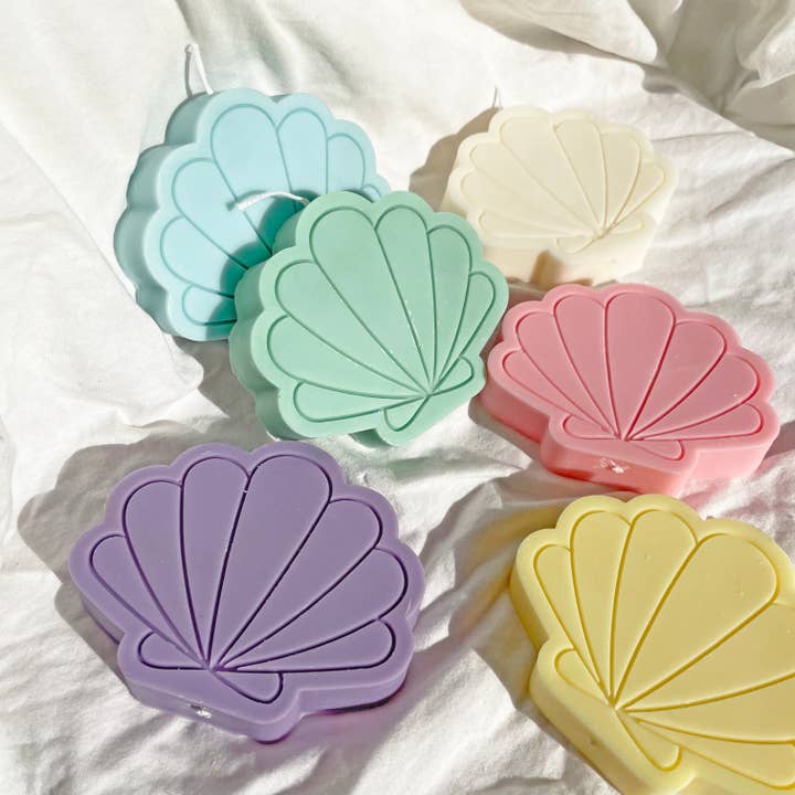 Bougie abstraite à la cire de soja et d'abeille en forme de coque plate (copie) pour la vente par YUI BROOKLYN