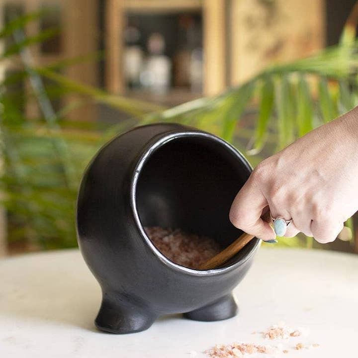 Kalalou - Vente Moulins à sel - Poterie La Chamba -
Cochon à sel rond avec base