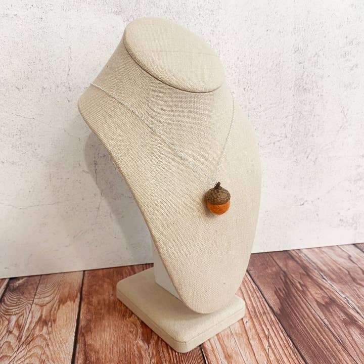 Oakwind Hollow - Venta al por mayor Collares con colgantes/abalorios - Collar de fieltro con forma de bellota, joyería de terracota y bosque otoñal2