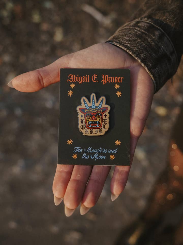 L'épingle en émail Monstre pour la vente par Abigail E. P.