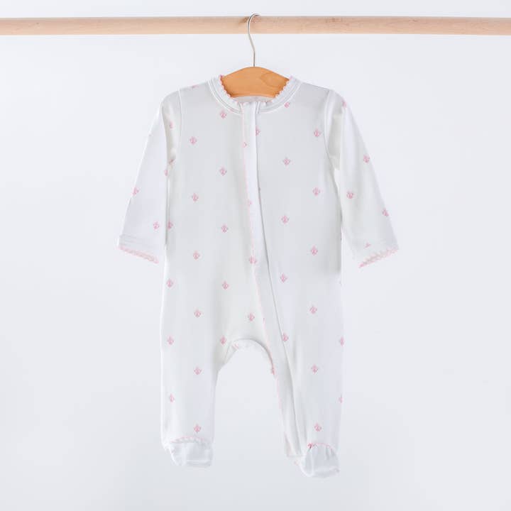 Baby Basics: Rosa Fleur De Lis Bio-Baumwollpyjama (Vorbestellung, Ankunft Herbst 2026) für den Großhandel von Nola Tawk