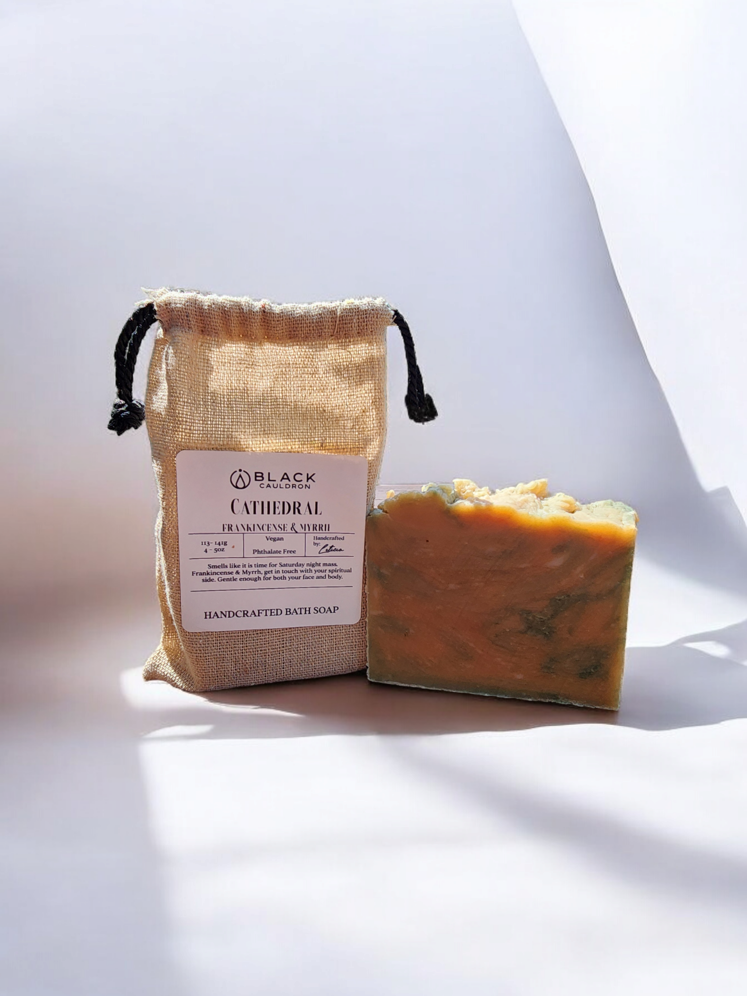 Black Cauldron Soap Co. - Vendita all'ingrosso Saponette - Cathedral - Sapone per viso e corpo profumato all'incenso e mirra2