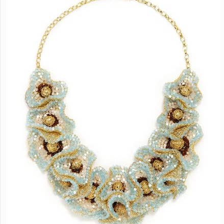 Handgefertigte Häkelkette mit Schmetterlingskristallen in Blau und Braun für den Großhandel von Lavish By Tricia Milaneze