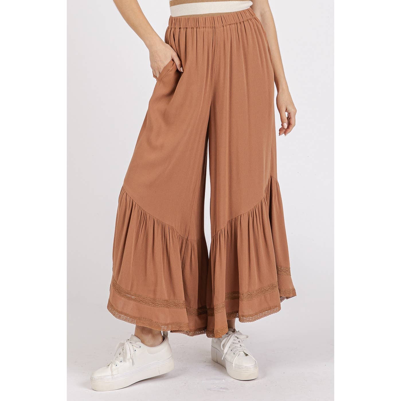 mittoshop – Großhandel Hose – Damen – SPITZEN-RÜSCHEN-STUFENHOSE MIT ASYMMETRISCHEM SAUM UND WEITEM BEIN15