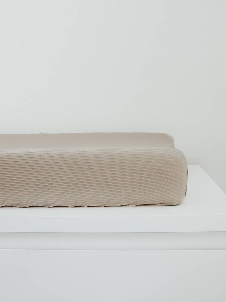 Housse de matelas à langer côtelée Oat pour la vente par Little Mae and Co