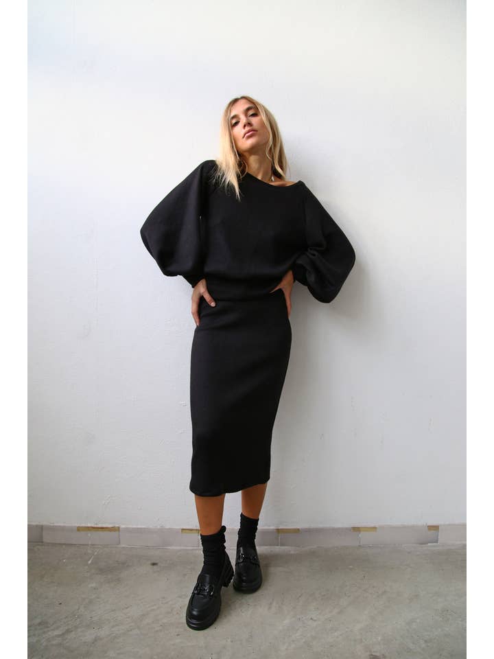 Negro A4061 FITTED BLACK WOOL MIDI SKIRT for wholesale on Faire7