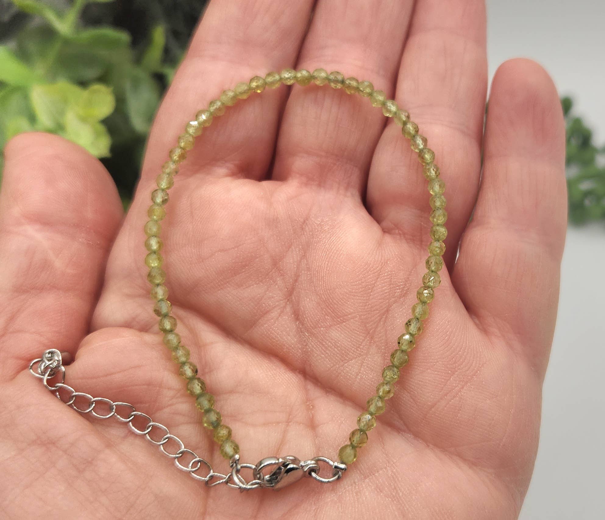 Meraki Gemstones – Engroshandel Perlearmbånd – Facetteret peridotarmbånd med 3 mm perler og sølvfarvet lukning5